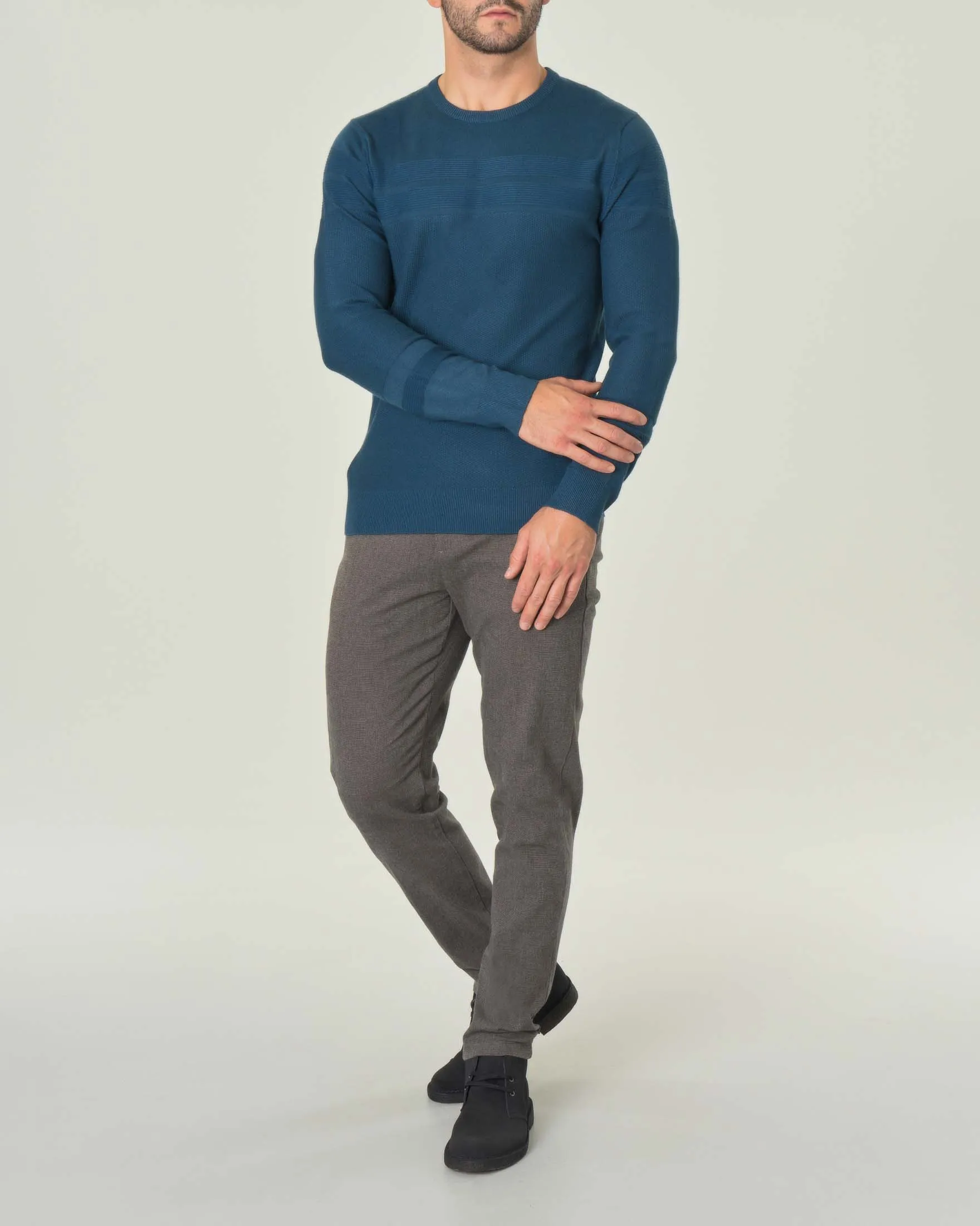 Maglia blu avio girocollo con intarsio a righe sul petto